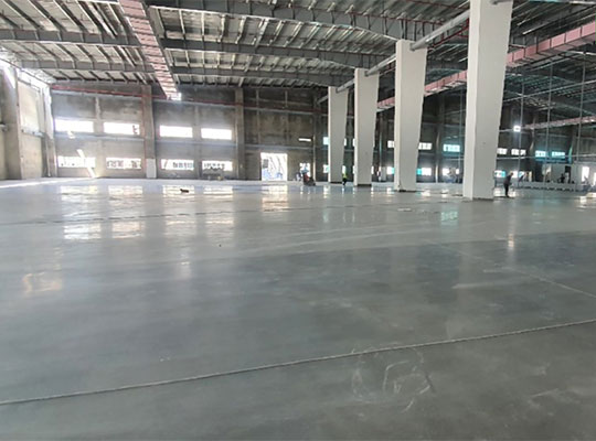 金刚砂耐磨地坪粉化的原因？